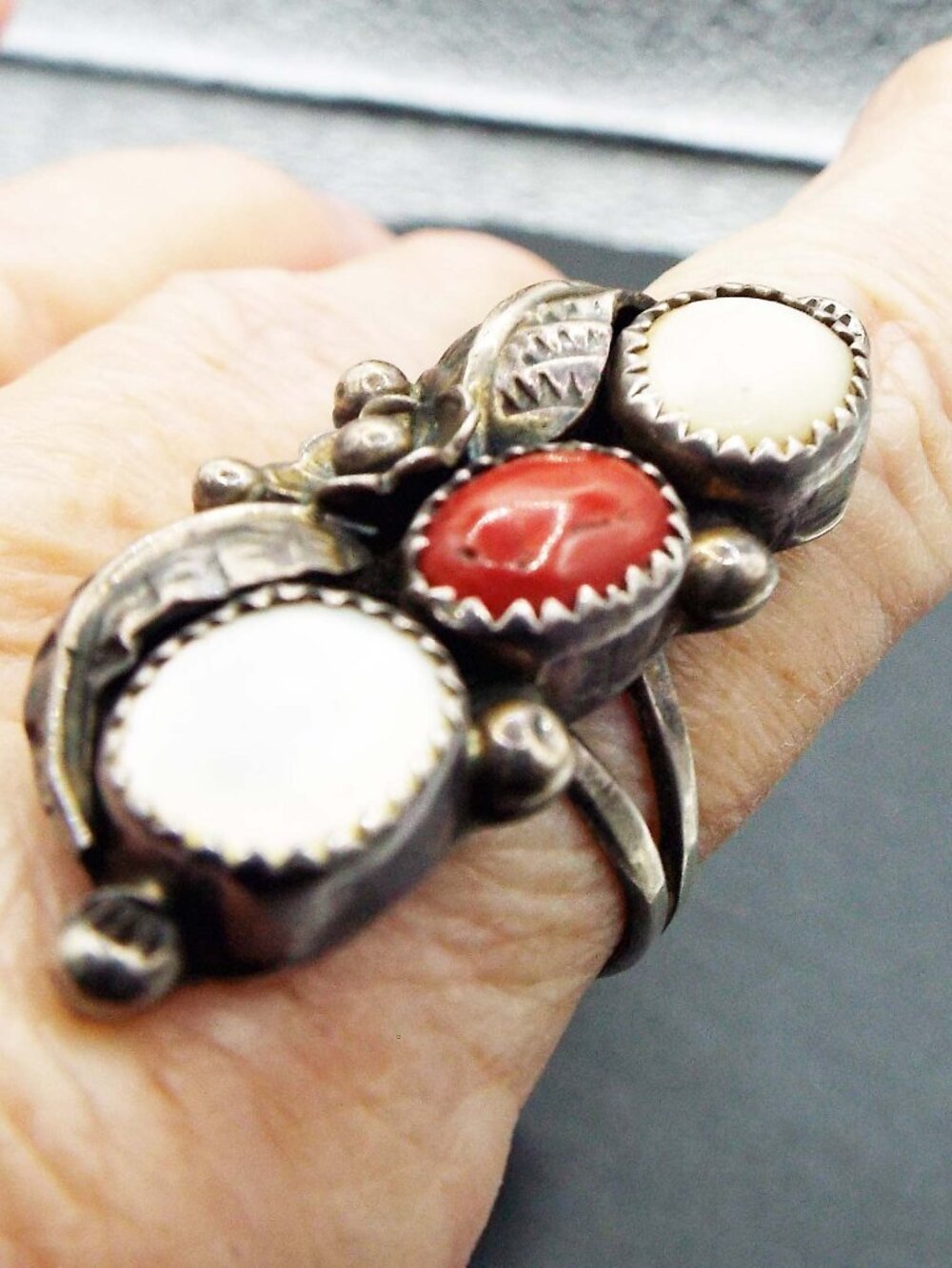 ANT. NAVAJO PAWN STERLING "R" "LEAF & BLOSSOM" CARNELLIAN & MOP SZ.7 RING 15A